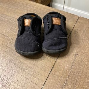 Toms baby shoes